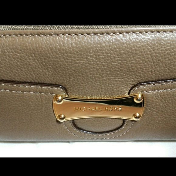 SOLD!!!! Michael Kors Saratoga Continental wallet