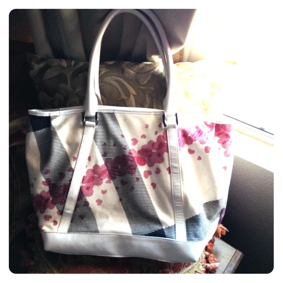 Burberry Handbags - 🎉HOST PICK🎉 Burberry Confetti HeartCanvas Tote