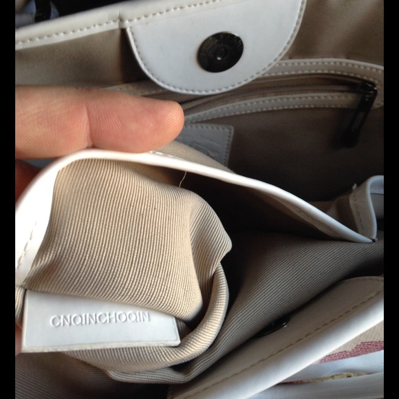 🎉HOST PICK🎉 Burberry Confetti HeartCanvas Tote - Picture 3 of 4