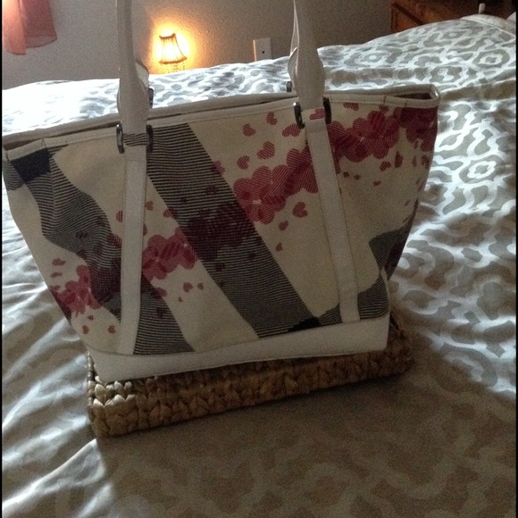 🎉HOST PICK🎉 Burberry Confetti HeartCanvas Tote - Picture 4 of 4