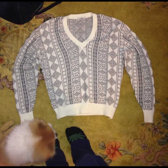 White grey aztec holiday design vintage sweater