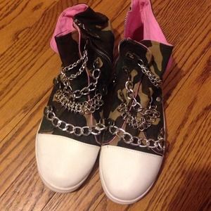 Camouflage  chained shoes