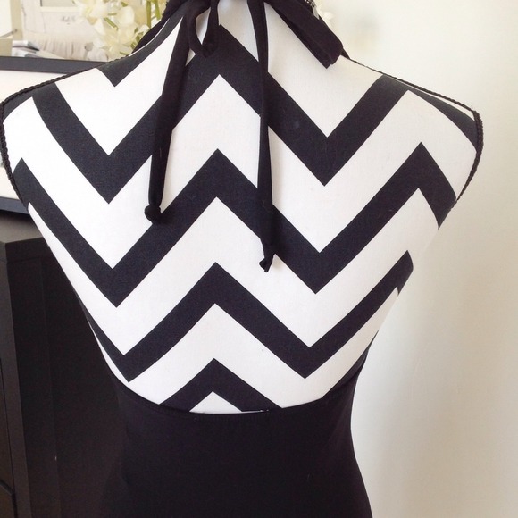 Black halter top - Picture 3 of 3