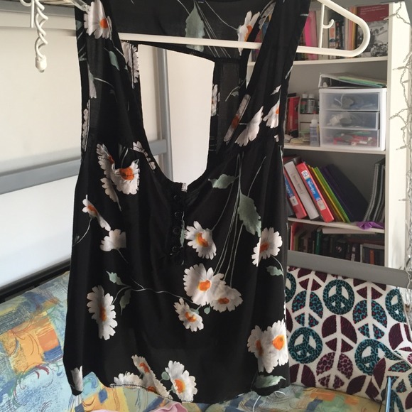 Brandy Melville Daisy Keyhole Tank - Picture 1 of 3