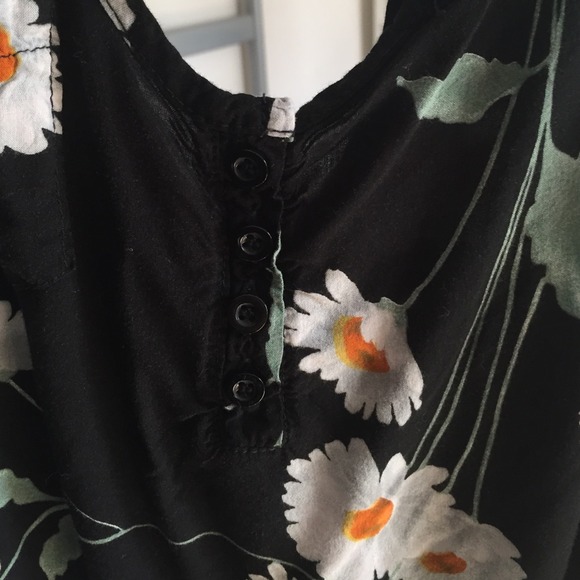 Brandy Melville Daisy Keyhole Tank - Picture 2 of 3