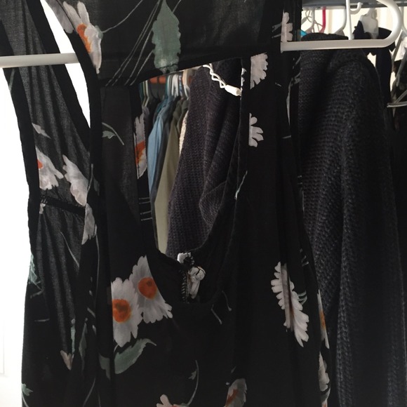 Brandy Melville Daisy Keyhole Tank - Picture 3 of 3