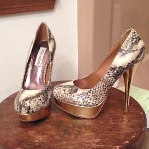 Steve Madden size 6.5 Gold/Snake skin 5.5" heals