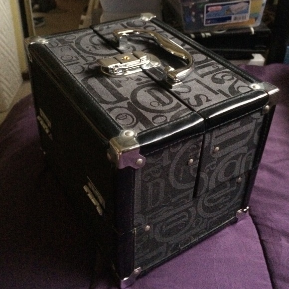 Cosmetics/makeup case