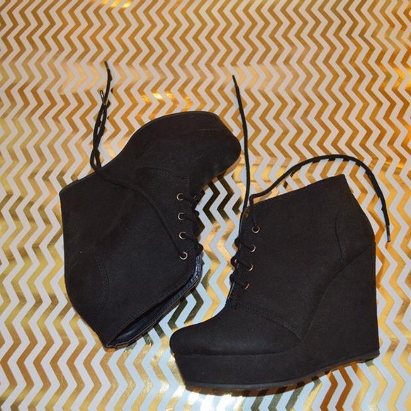 Black wedge lace shoes
