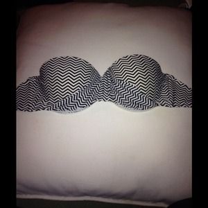 Chevron strapless bikini top