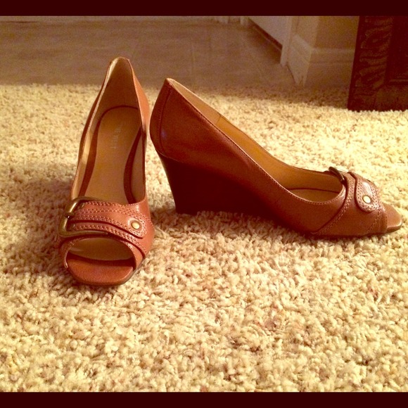 Nine West tan peep toe heels