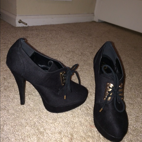 Black and gold bootie heels. - Picture 1 of 3