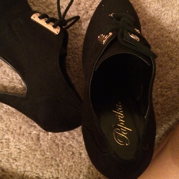 Black and gold bootie heels. - Picture 2 of 3