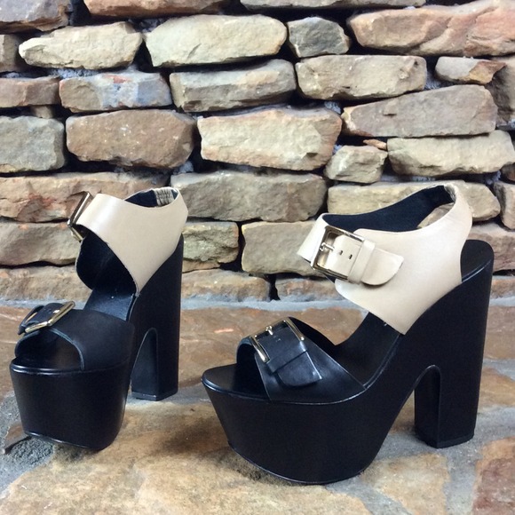 Report Signature Shoes - ⬛️Host Pick!⬛️️Leather Platform Sandals⬛️