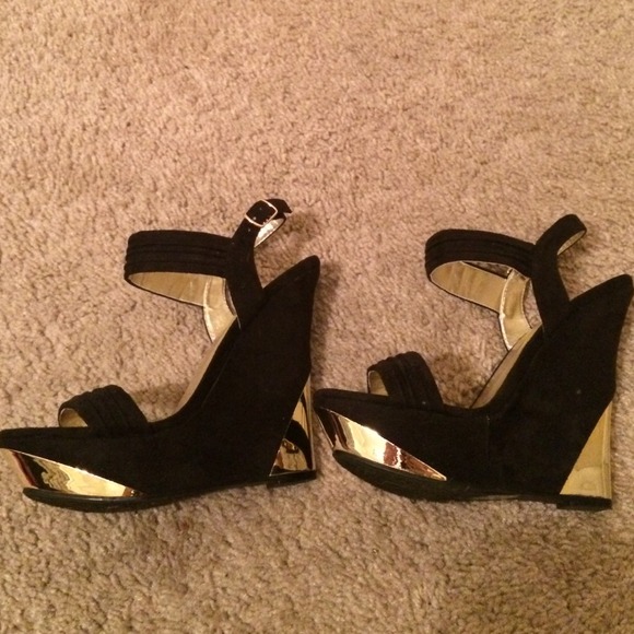 Gold and black wedges - Picture 1 of 2