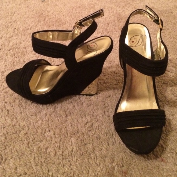 Gold and black wedges - Picture 2 of 2