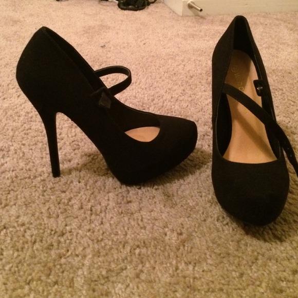 Black heels - Picture 2 of 3