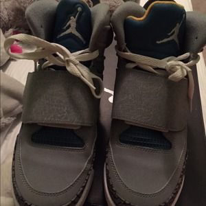 gray & blue son of mar Jordan tennis shoes