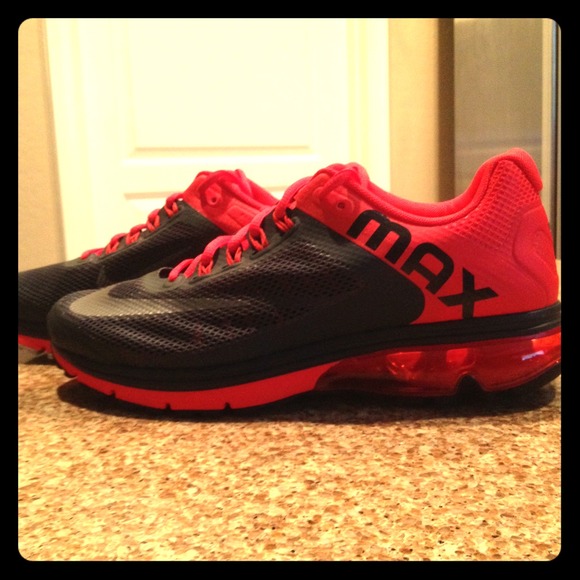 NWOT Nike Air Max Excellerate 2