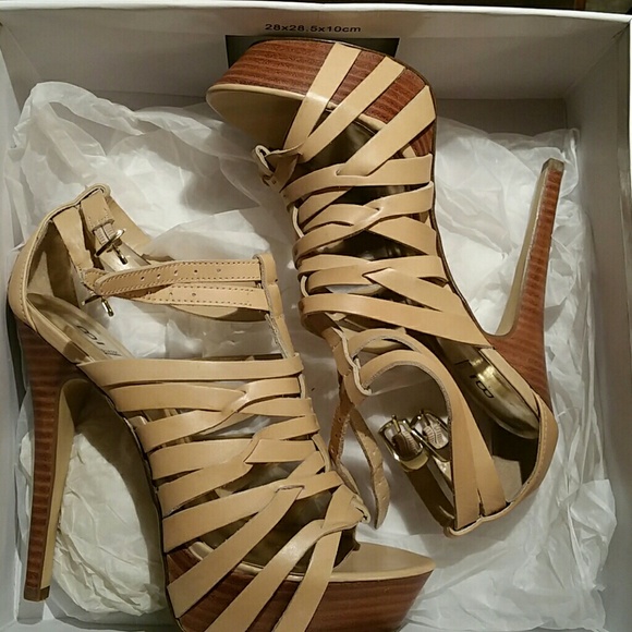 Stylish tan strap heels - Picture 4 of 4