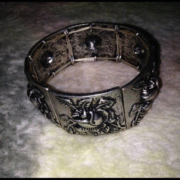 Stretchy silver bracelet