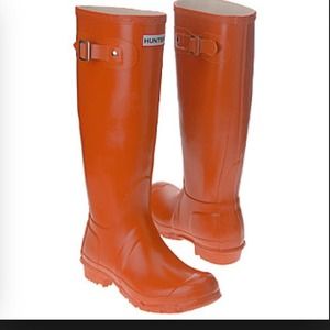Orange Hunter boots size 7, fits like 7.5