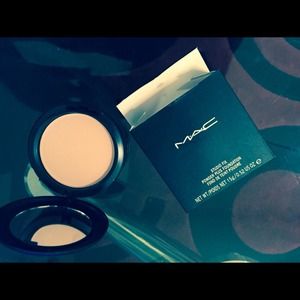 Mac studio fix powder plus foundation NC 20