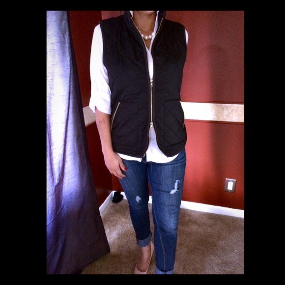 NWOT - Black light quilted vest - zip front