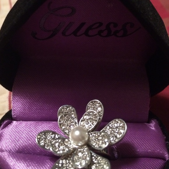 Guess ring - Picture 2 of 2