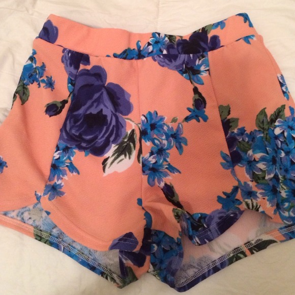 Cotton pink floral printed shorts!