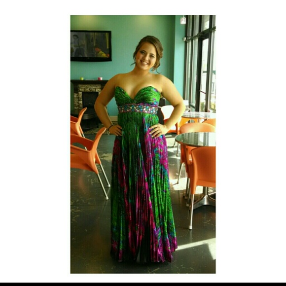 Prom dress. - Picture 1 of 1