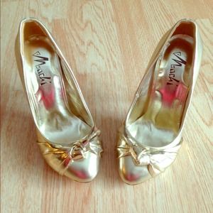 SOLD❣Mochi Gold w/ Crystals covered heel. Sz: 6