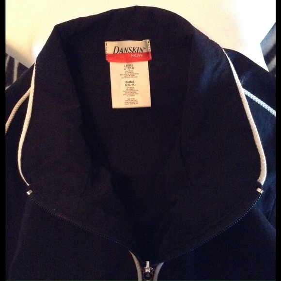 👧🏻 ‼️SALE‼️Gorgeous Danskin Jacket - Picture 4 of 4