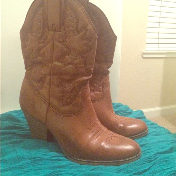 Cute tan boots!
