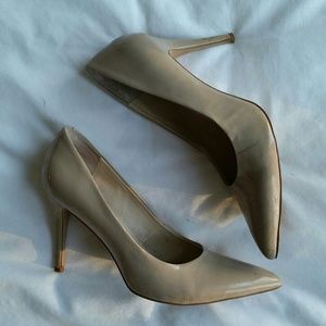 ▪ pre-loved ▪ patent nude heels