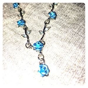 Gorgeous, delicate, detailed "Y" rose necklace.