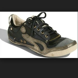 SOLD -CUSHE  Sneakers Shoes Black & gold sz 8