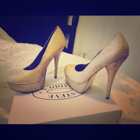 Gold glitter heels . ‼️Sold ‼️