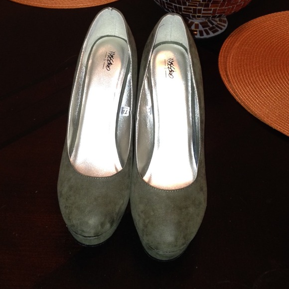 Closed toe pumps