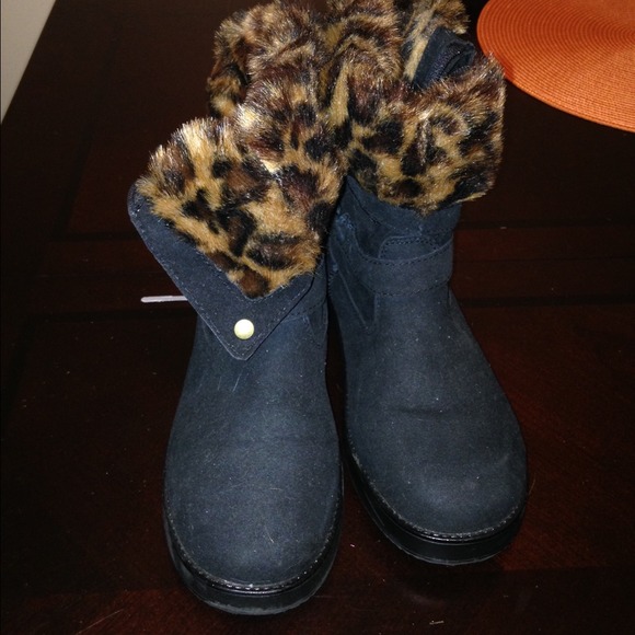 Boots with cheetah print lining