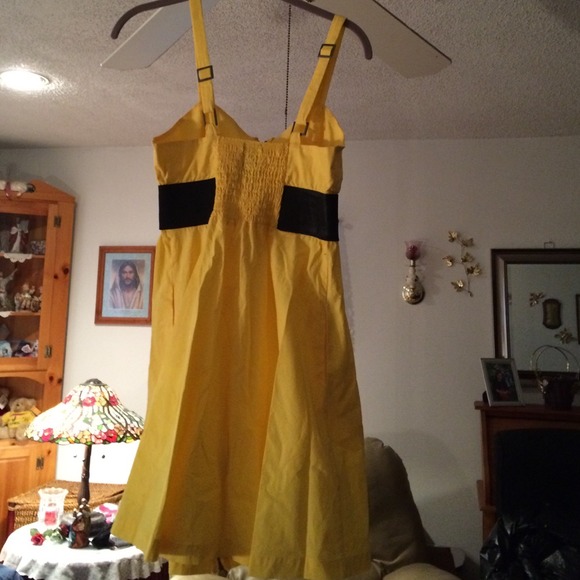 Adorable Yellow dress - Picture 3 of 4