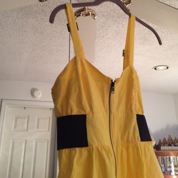 Adorable Yellow dress - Picture 4 of 4