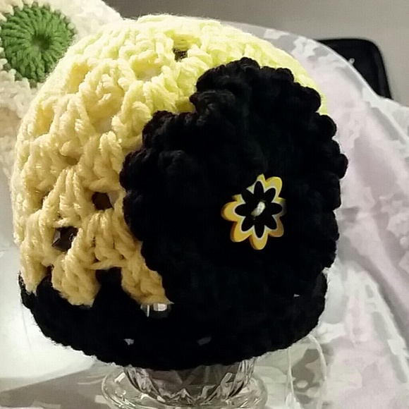 Handmade crocheted hat - Picture 1 of 3