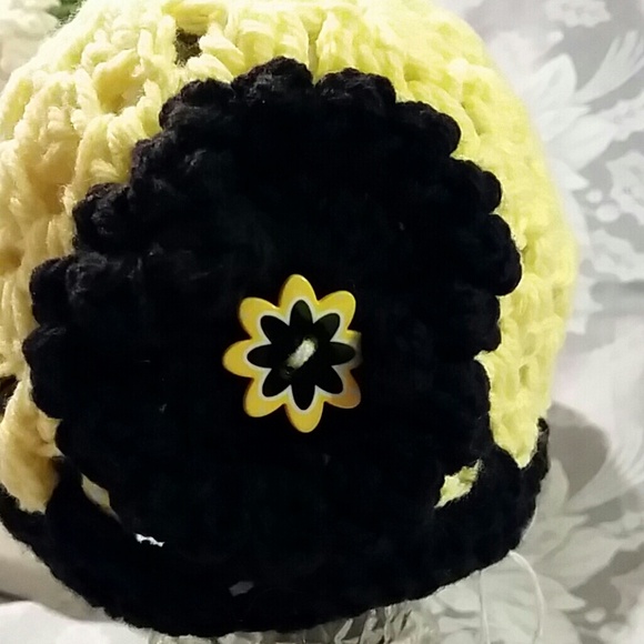 Handmade crocheted hat - Picture 2 of 3
