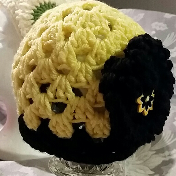 Handmade crocheted hat - Picture 3 of 3