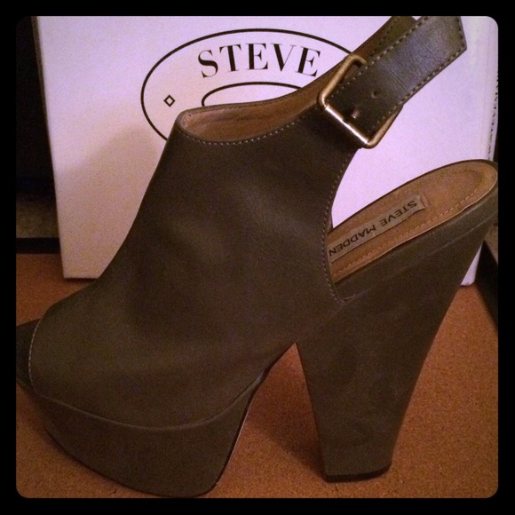 Steve Madden Shoes - Steve Madden Grey Sling Back Wedge
