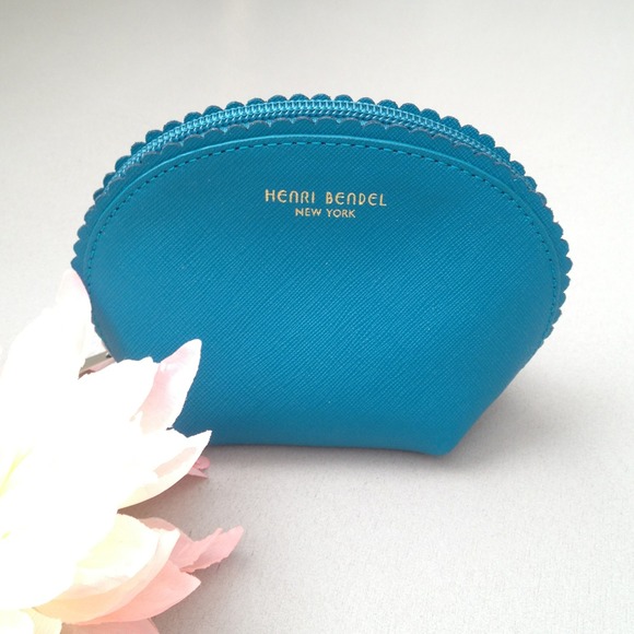 henri bendel Accessories - 🆕 Adorable Henri Bendel makeup bag