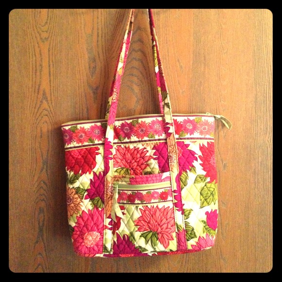 Vera Bradley purse in "Hello Dahlia!"