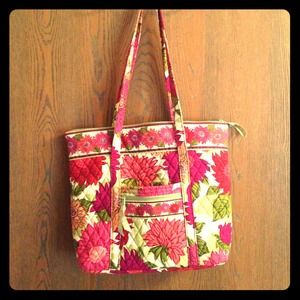 Vera Bradley purse in "Hello Dahlia!"