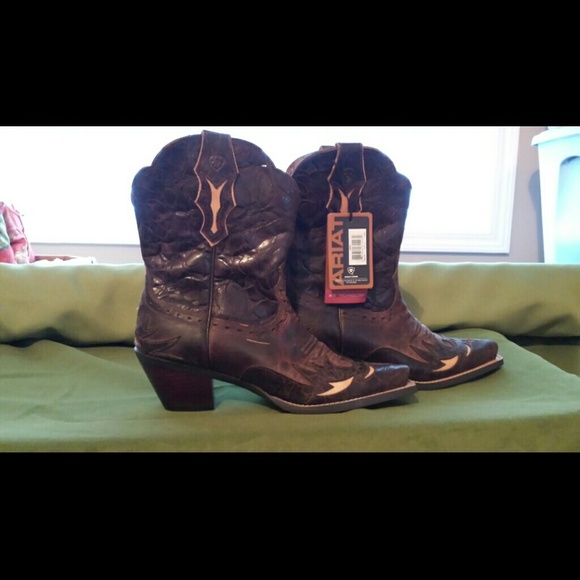 SOLD LOCALLY !!!!Ariat Cowboy Boots